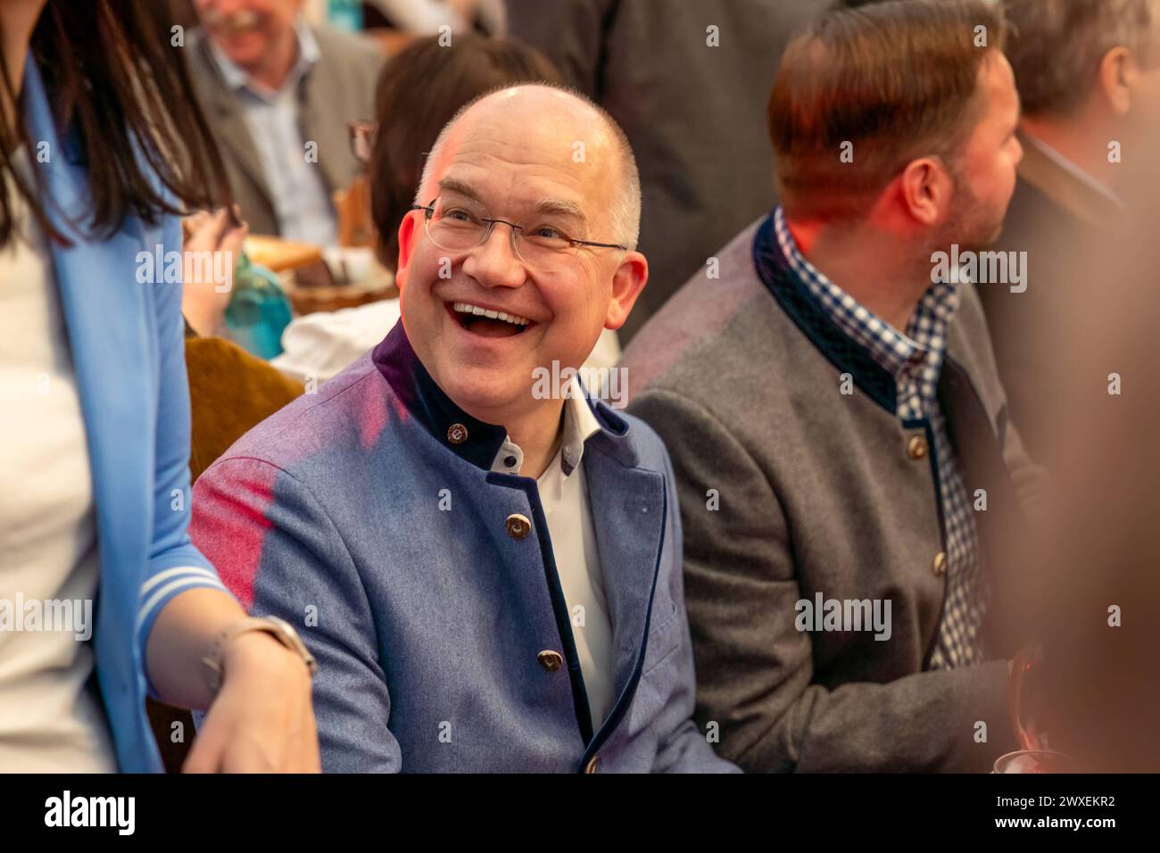 Nürnberg Frühlingsvolksfest 2024 Bieranstich Sebastian Brehm CSU beim
