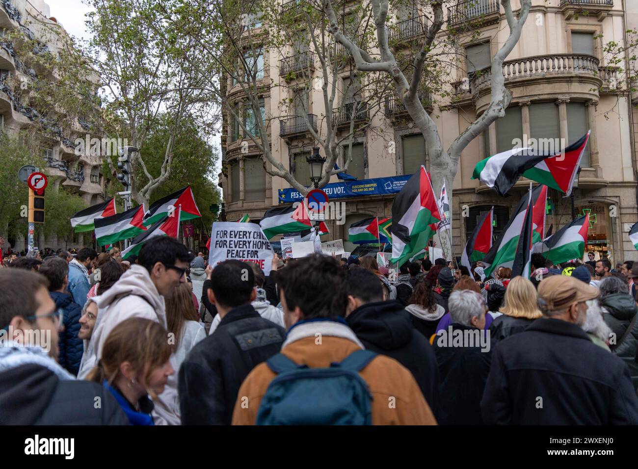 Demonstration of about 300 people in front of the headquarters of the European Union in Barcelona, with 'La Pedrera' as a witness, demanding the Palestinian Land Day, an event commemorating the beginning of land expropriation by the Israeli government in 1977. This year, with the Gaza conflict ongoing, the demonstration has called for an end to the attacks on Gaza. Manifestación de unas 300 personas frente a la sede de la Unión Europea en Barcelona, con 'La Pedrera' como testigo, reivindicando el Día de la Tierra Palestina, un acto que conmemora el inicio de la expropiación de tierras por part Stock Photo