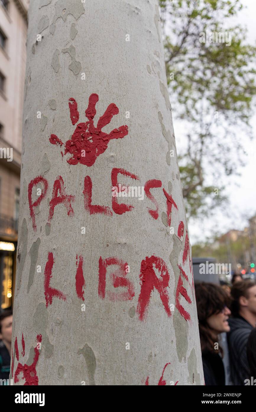 Demonstration of about 300 people in front of the headquarters of the European Union in Barcelona, with 'La Pedrera' as a witness, demanding the Palestinian Land Day, an event commemorating the beginning of land expropriation by the Israeli government in 1977. This year, with the Gaza conflict ongoing, the demonstration has called for an end to the attacks on Gaza. Manifestación de unas 300 personas frente a la sede de la Unión Europea en Barcelona, con 'La Pedrera' como testigo, reivindicando el Día de la Tierra Palestina, un acto que conmemora el inicio de la expropiación de tierras por part Stock Photo
