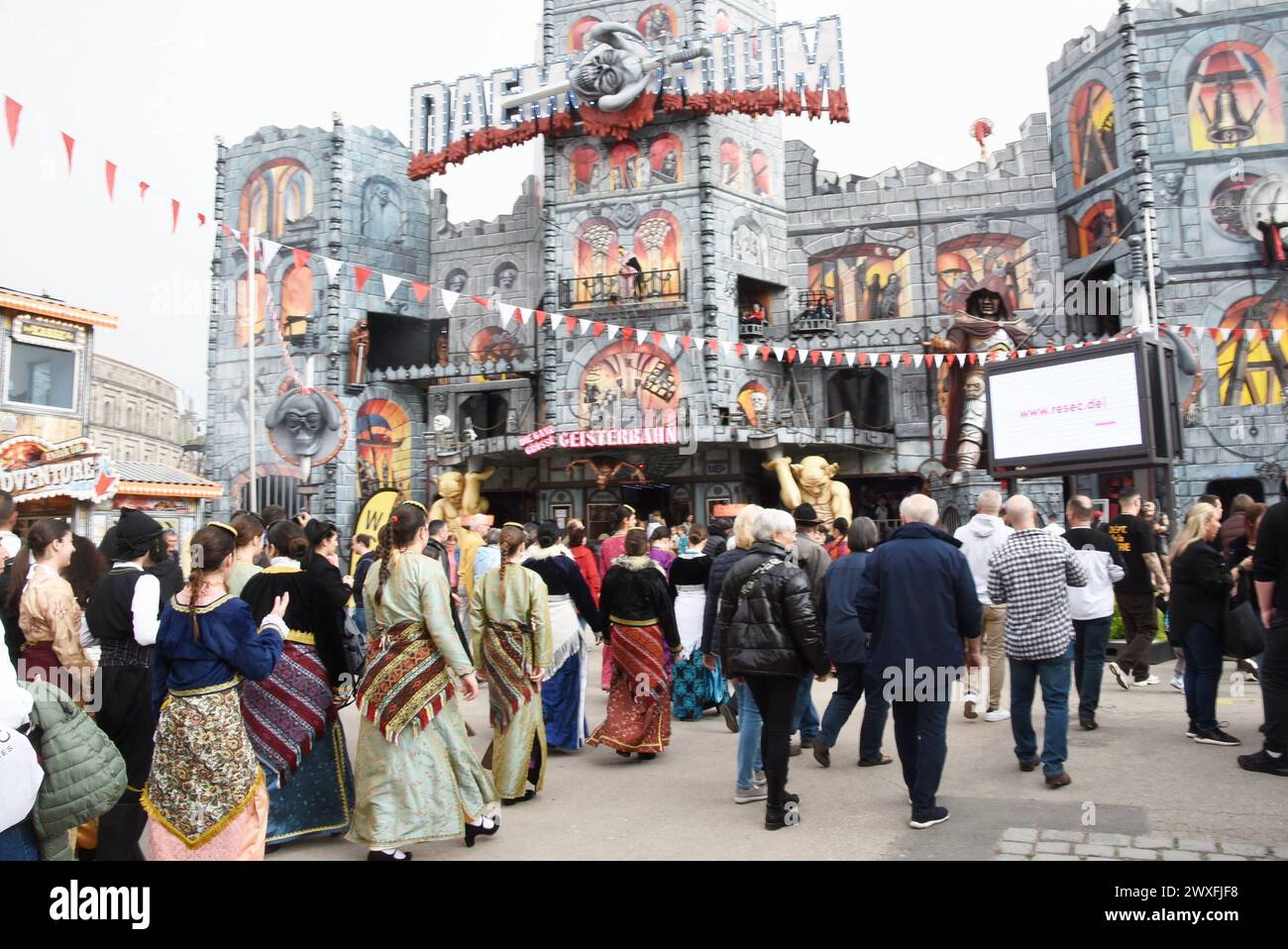 Nuernberg 30.03.2024 Nuernberger Fruehlingsfest Eroeffnung Schausteller