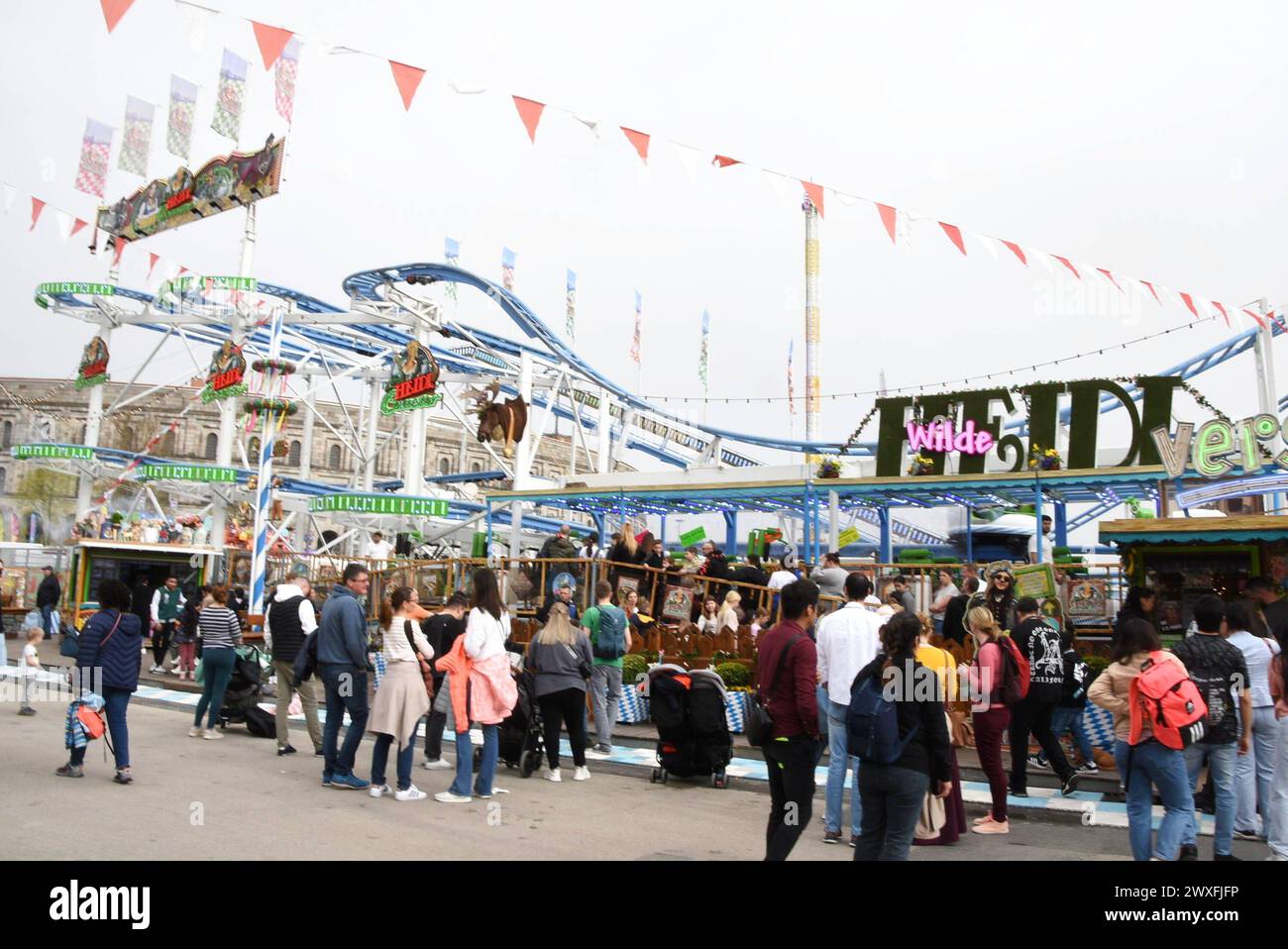 Nuernberg 30.03.2024 Nuernberger Fruehlingsfest Eroeffnung Besucher vor Schausteller