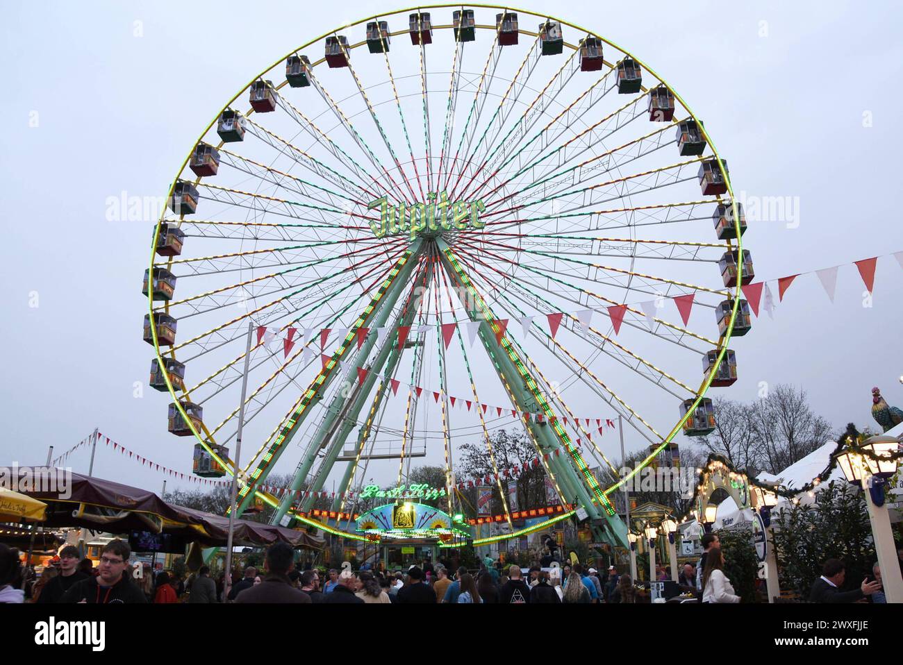 Nuernberg 30.03.2024 Nuernberger Fruehlingsfest Eroeffnung Schausteller Riesenrad Besucher