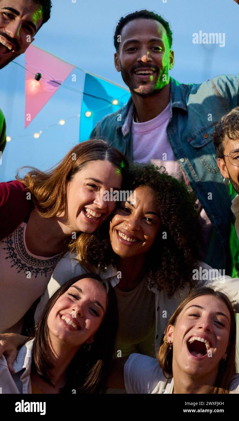 Group friends posing photo hi-res stock photography and images - Alamy