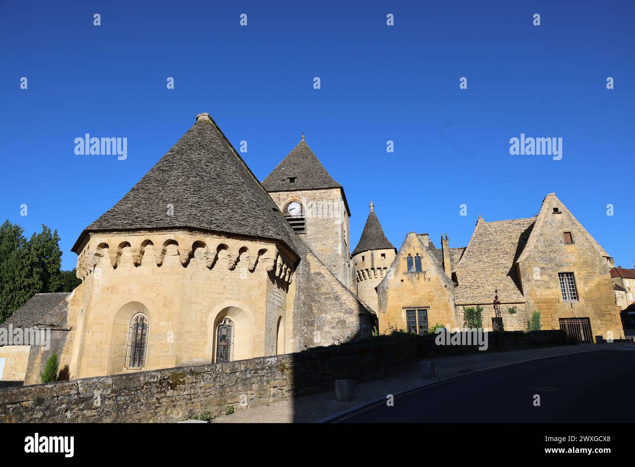 Saint-Geniès is one of the most beautiful villages in Périgord Noir, halfway between Sarlat and Montignac-Lascaux. Its charm lies in its ocher stone h Stock Photo
