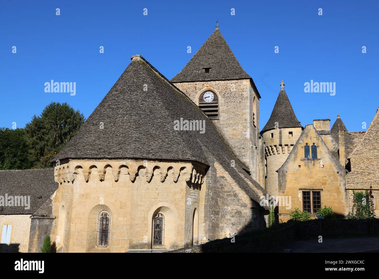 Saint-Geniès is one of the most beautiful villages in Périgord Noir, halfway between Sarlat and Montignac-Lascaux. Its charm lies in its ocher stone h Stock Photo