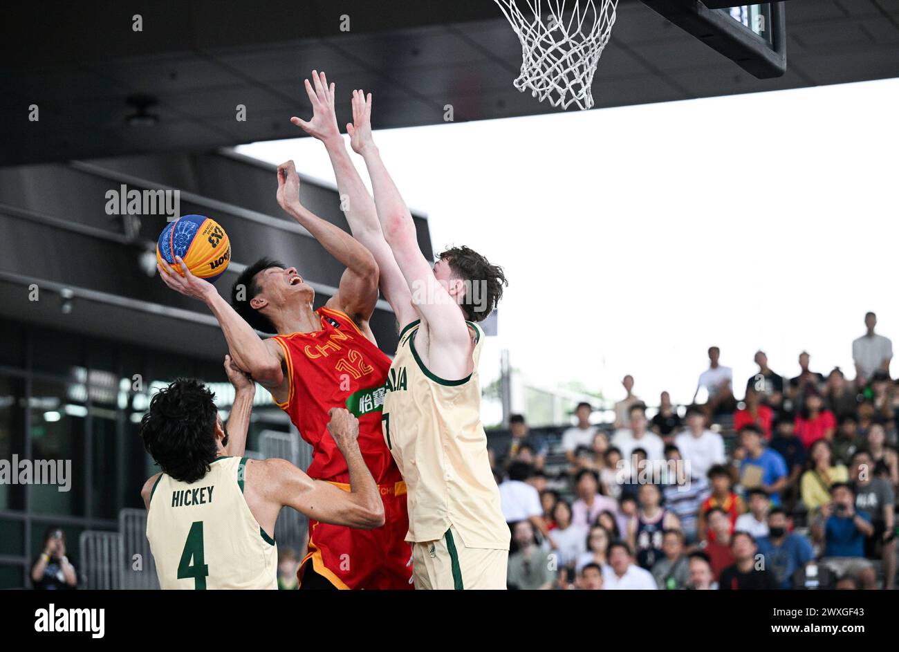 Singapore. 31st Mar, 2024. Zhu Yuanbo (C) of China attempts to shoot