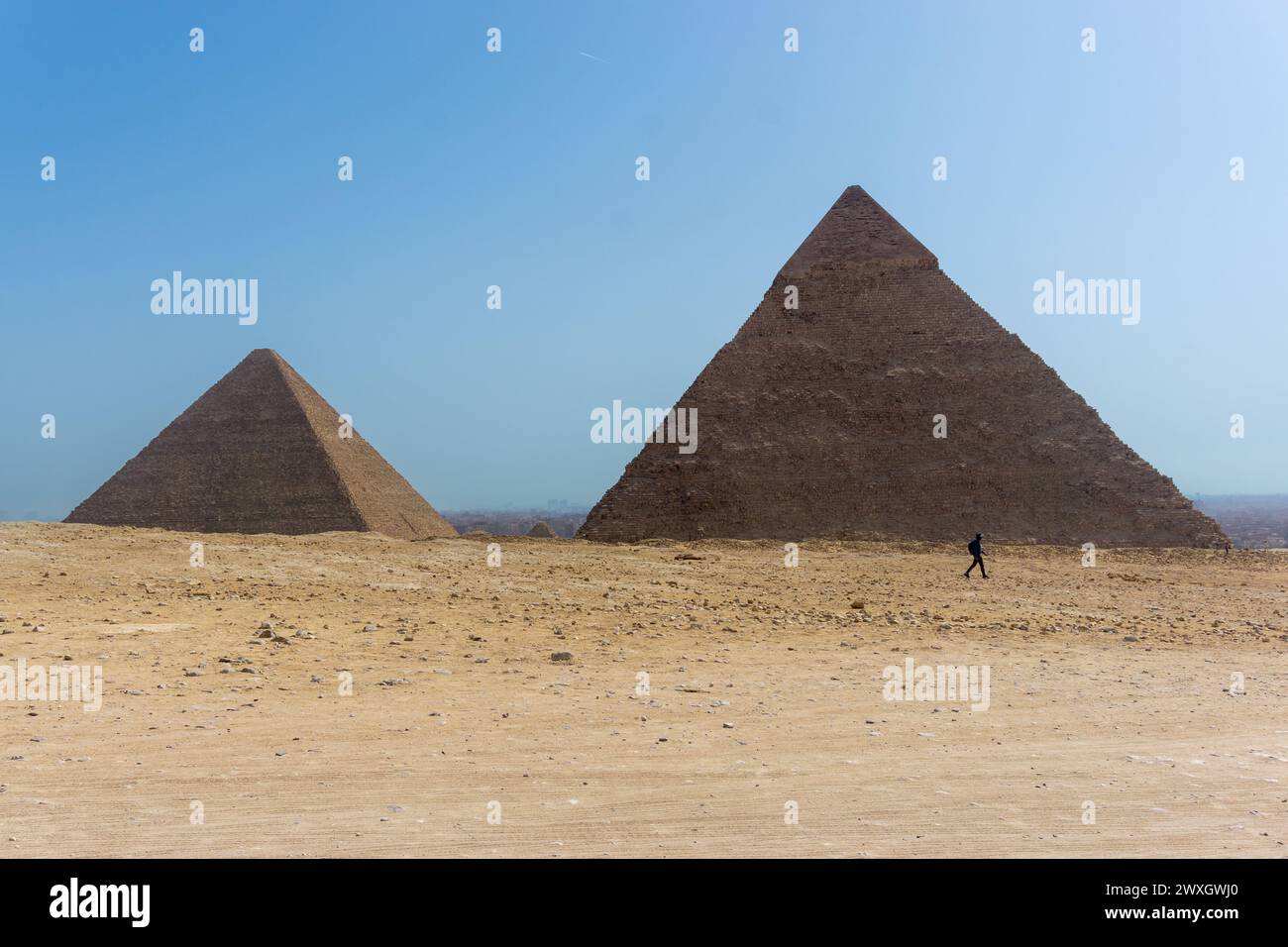 Desert view with Pyramid of Khafre, and the Pyramid of Menkaure, Giza ...