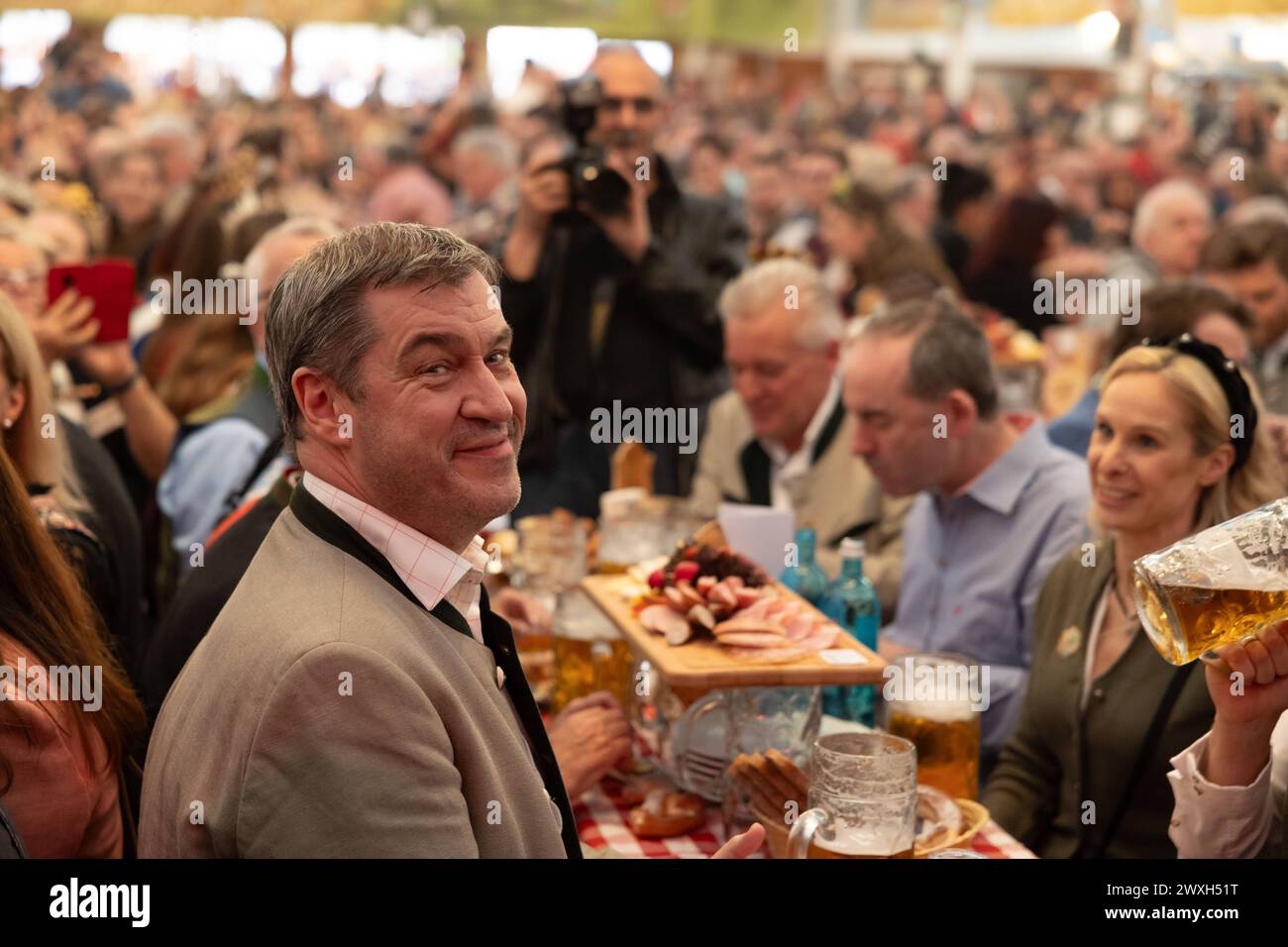 Nürnberg Frühlingsvolksfest 2024 Bieranstich Ein erfreuter