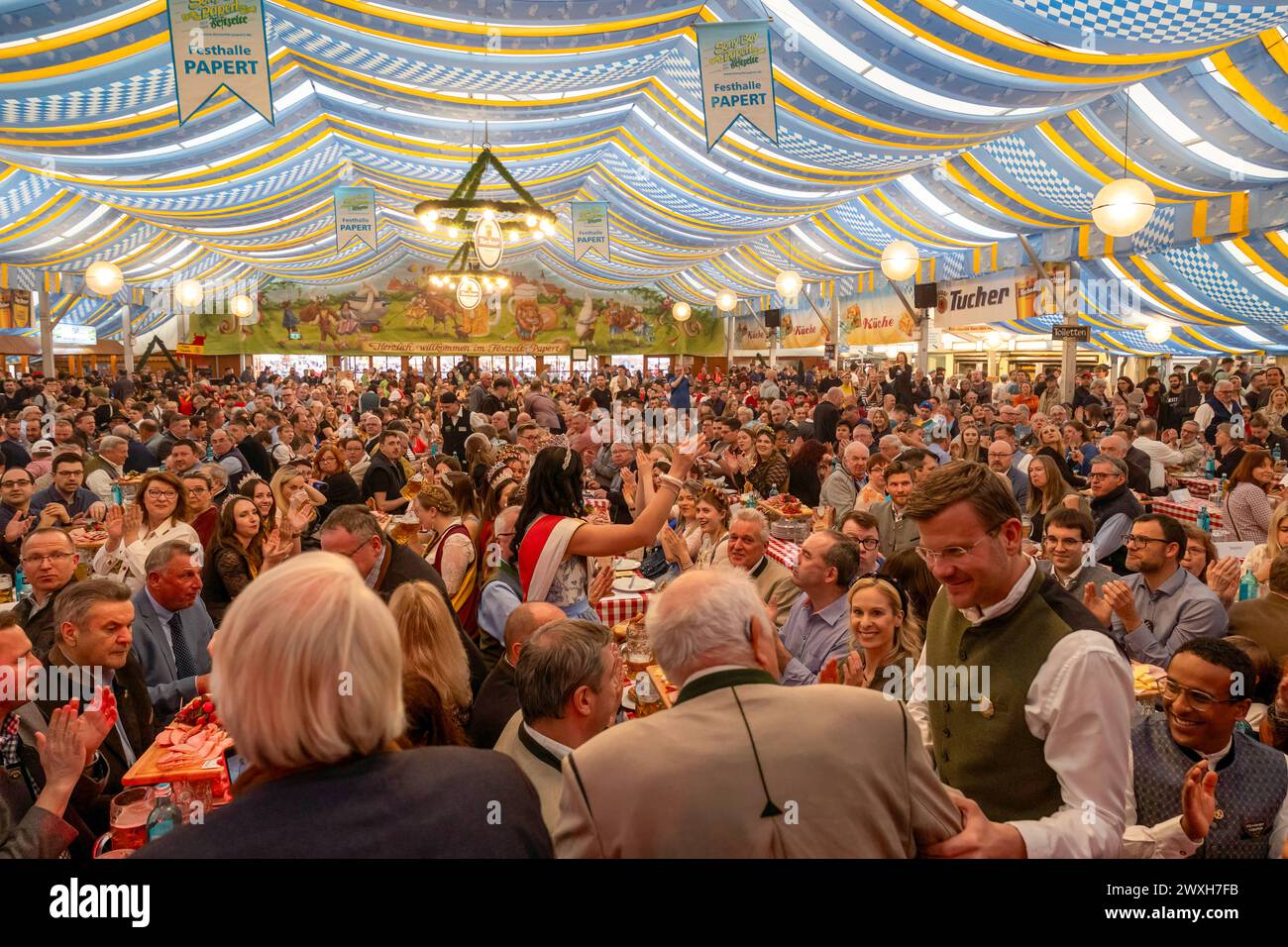 Nürnberg Frühlingsvolksfest 2024 Bieranstich Die Festhalle Papert auf