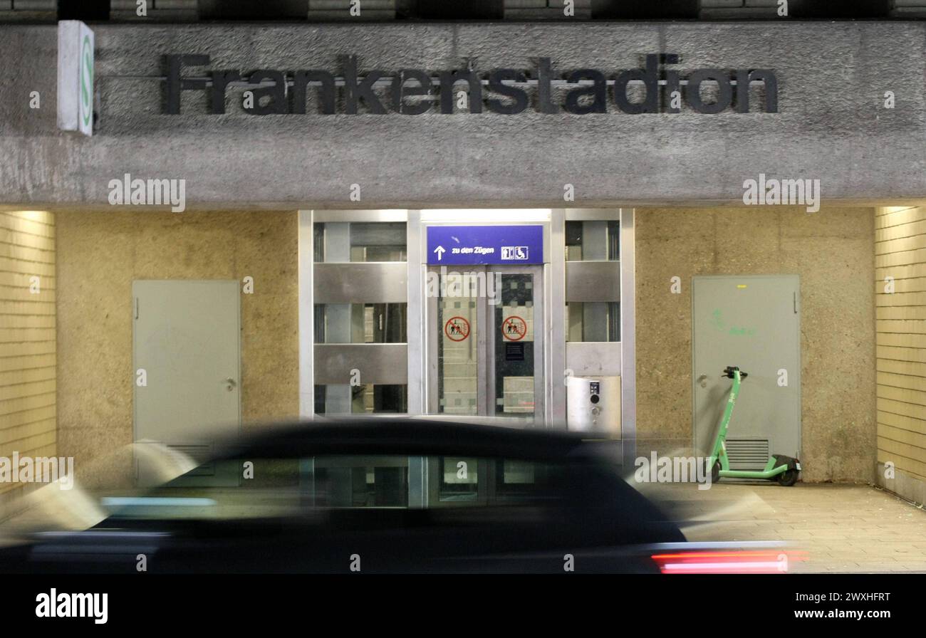 DB, Deutsche Bahn, Bahn, Schiene, Fahrgäste, Zug , Züge, Verkehr , Lokführer, Signale, S-Bahn, DB Regio, Störungen , Pendler in Nürnberg Frankenstadion Bahnhof , Bayern , Deutschland . März 31, 2024. Stock Photo