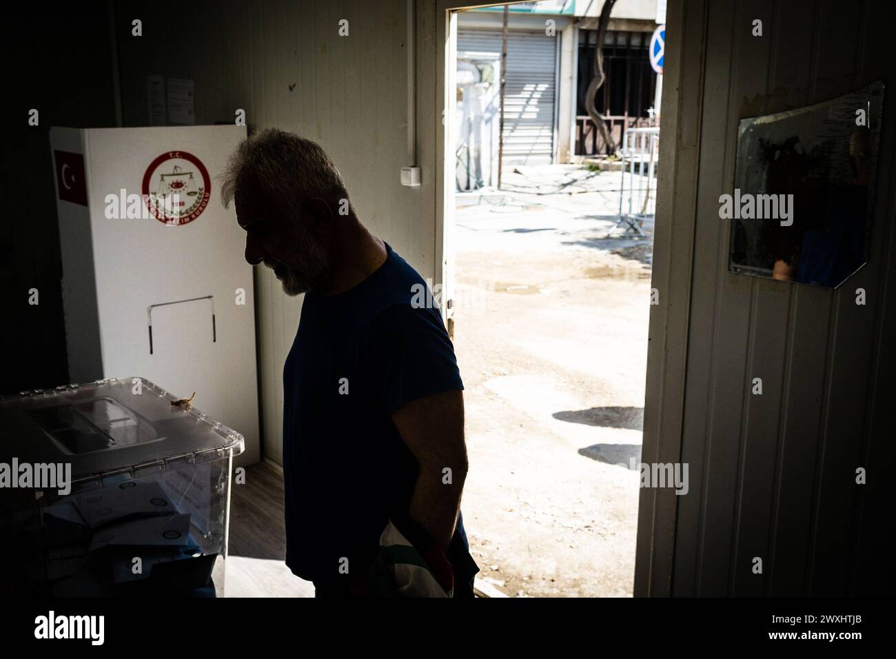 Hatay, Turkey. 31st Mar, 2024. A voter prepares to cast his vote in a ballot box during the 2024 Turkish local elections. Voting for the local elections on March 31, 2024 has started in Antakya district of Hatay, an earthquake zone. People in the region are seen voting. Credit: SOPA Images Limited/Alamy Live News Stock Photo