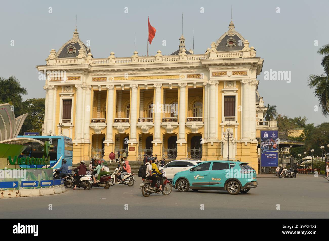 Vinfast electric taxis appear throughout major cities in Vietnam. Los taxis eléctricos Vinfast aparecen en las principales ciudades de Vietnam Stock Photo