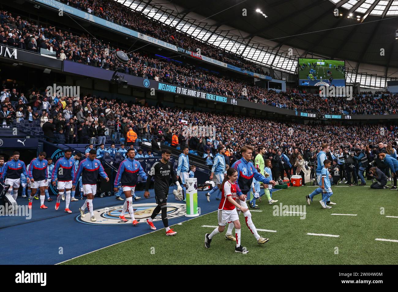 Teams come out ahead of the Premier League match Manchester City vs Arsenal at Etihad Stadium, Manchester, United Kingdom, 31st March 2024  (Photo by Mark Cosgrove/News Images) Stock Photo