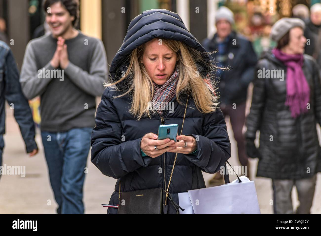 Mobile looking woman walking typing hi-res stock photography and images ...