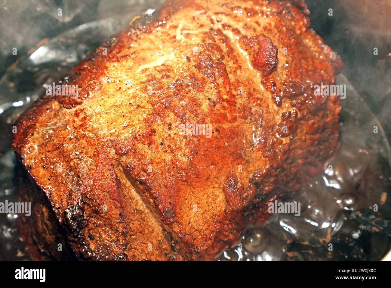 Schweinefleisch als Nahrungsmittel Ein Stück Schweinerücken ohne ...