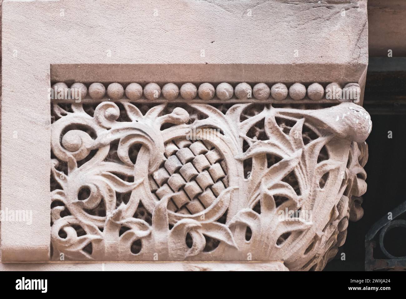 Colomial Atechural Model Colonial architectural features or details in Old City Hall Building ...