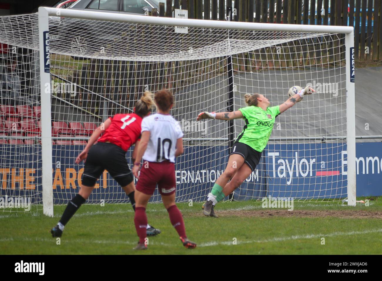 Dronfield, United Kingdom. , . Jade Bell of Northampton Town Shoots and beats Sheffield FC goalkeeper Leah Kellogg to score Northamptons First goal in the Womens National League Div 1 Sheffield Women FC v Northampton Town Women Credit: Clive Stapleton/Alamy Live News Stock Photo