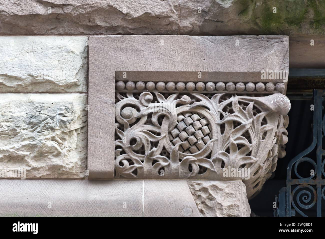 Colomial Atechural Model Colonial architectural features or details in Old City Hall Building ...
