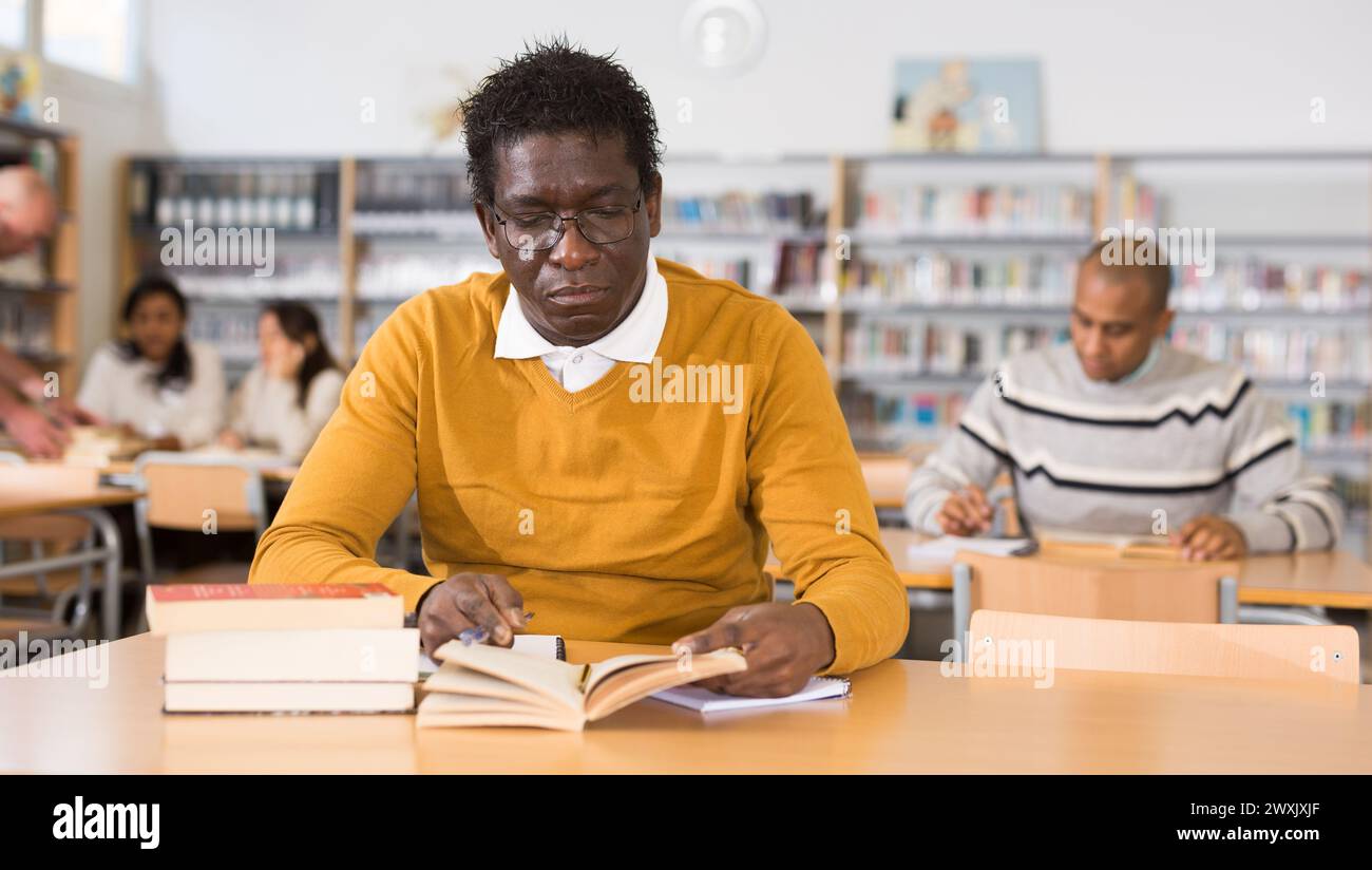 Black man studying in library hi-res stock photography and images - Alamy