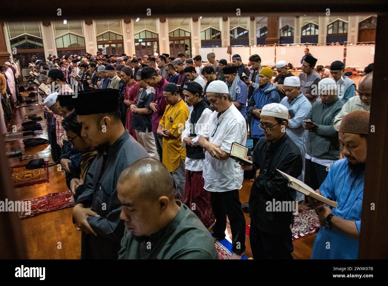 muslims-in-indonesia-perform-itikaf-muslims-perform-qiyamul-lail
