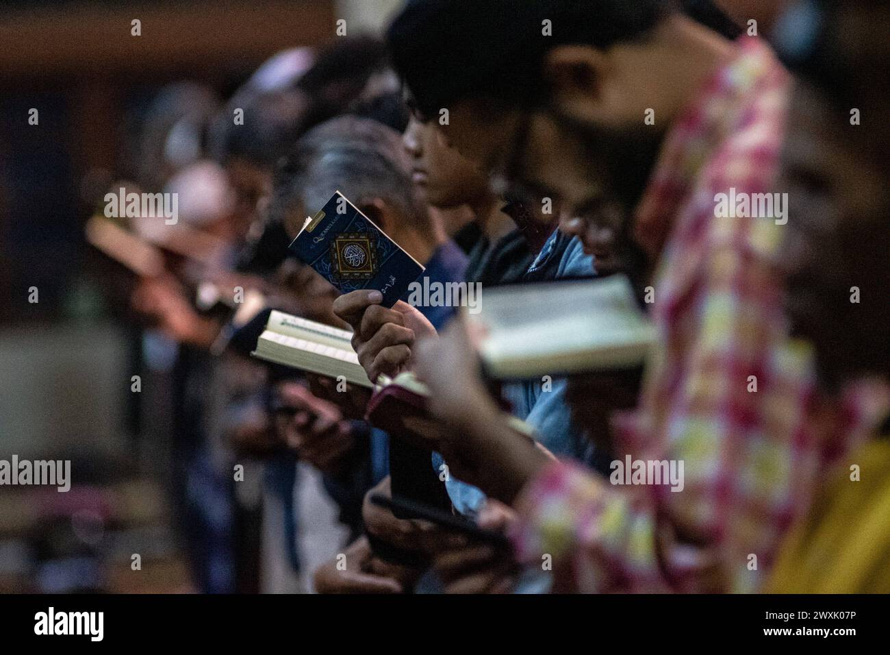 MUSLIMS IN INDONESIA PERFORM ITIKAF Muslims perform Qiyamul Lail