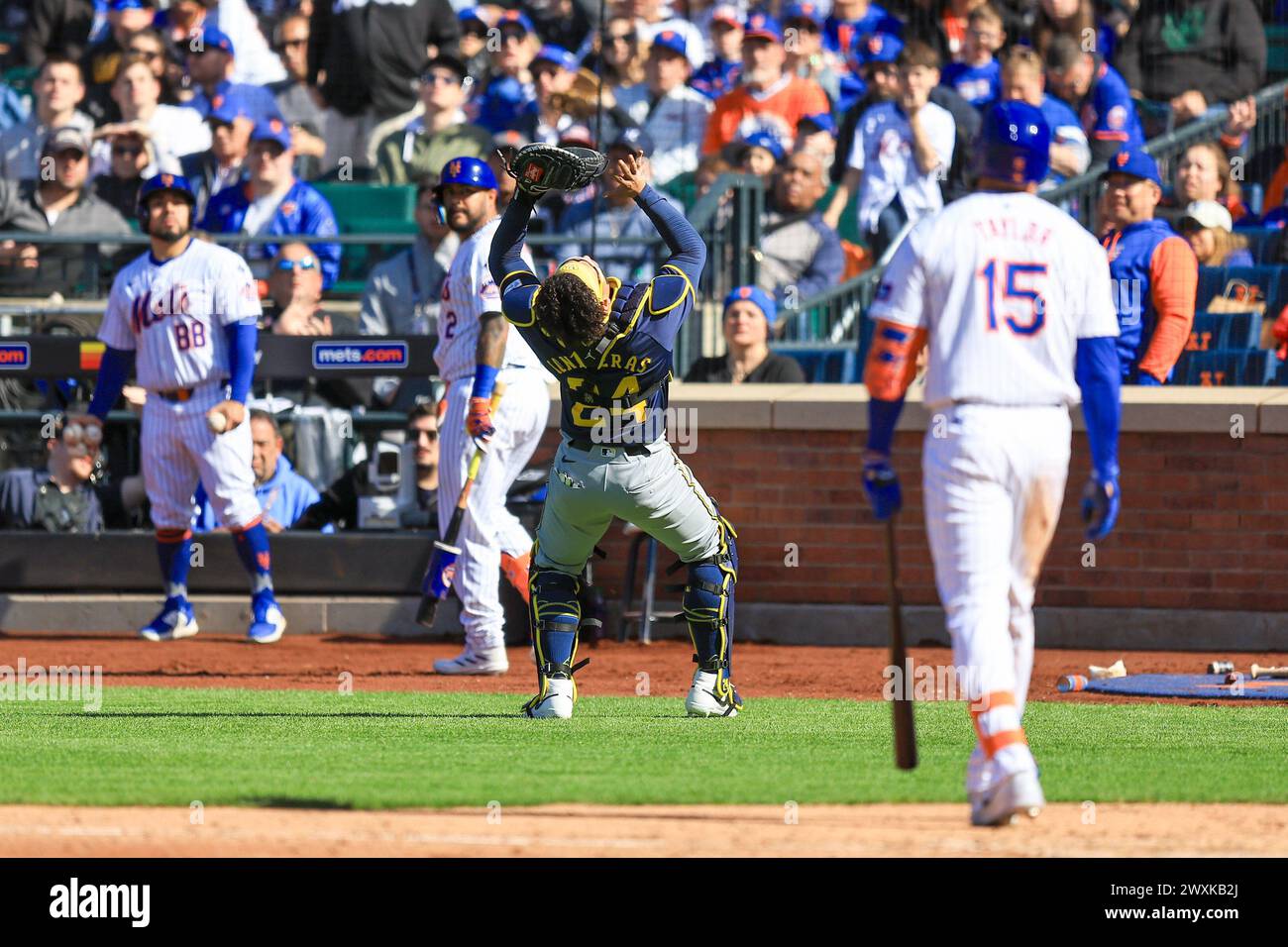 Milwaukee Brewers catcher William Contreras #24 makes catch in foul territory during the sixth inning of the baseball game against the New York Mets a Stock Photo