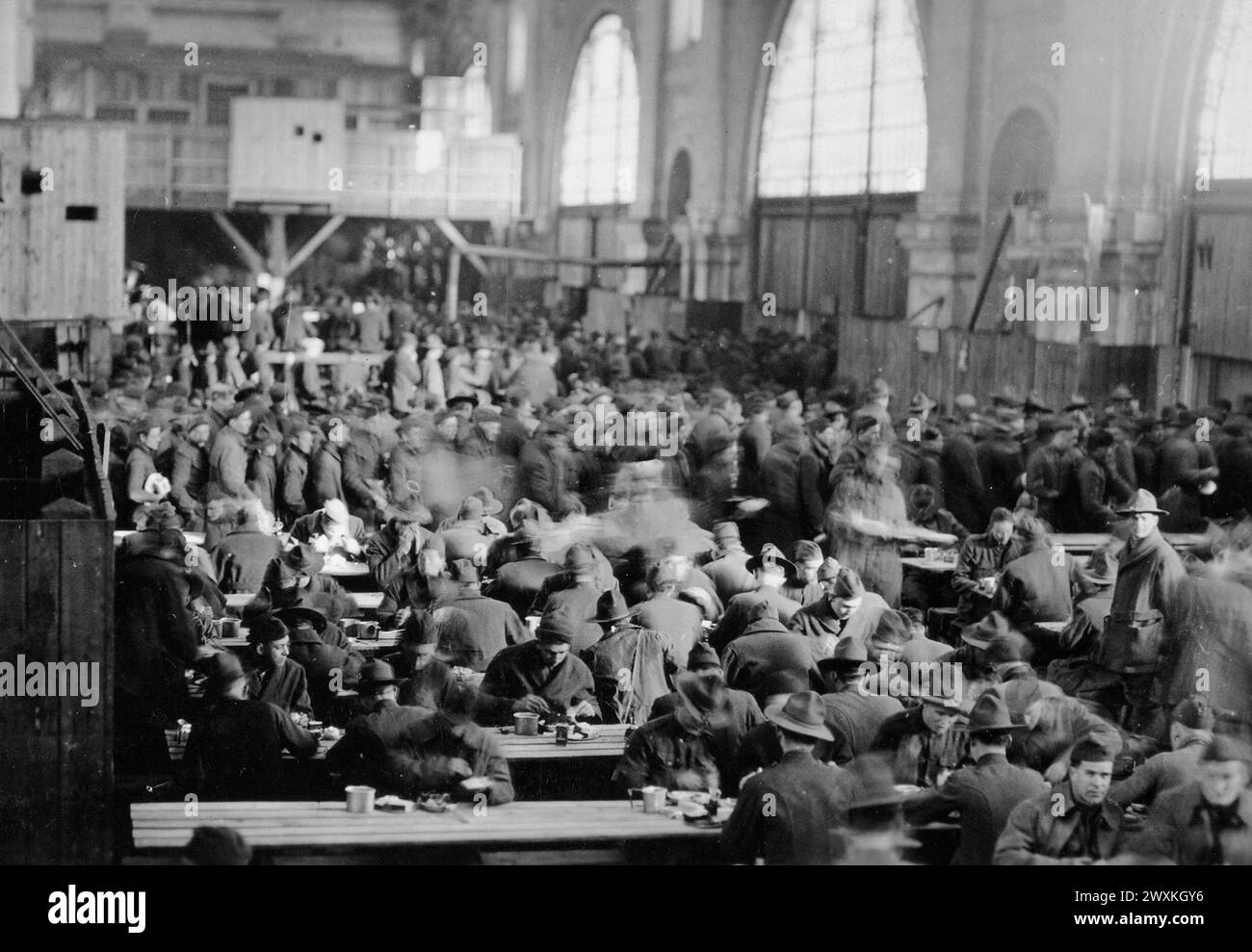 21st Grand Div. Transportation Corps, Camp Pullman, France. Eating Christmas dinner ca. December 25, 1918 Stock Photo