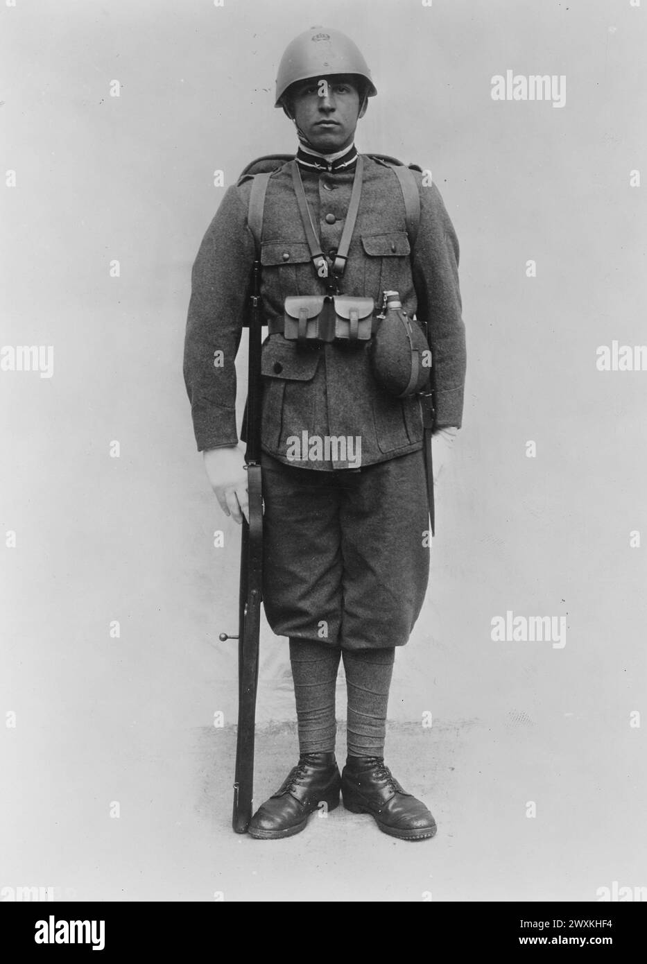 Italian Infantryman, showing uniform and field equipment (front view ...