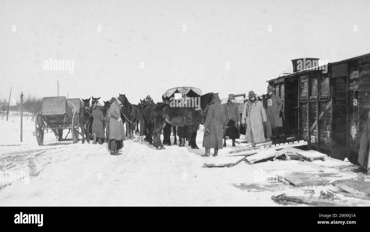 Soldiers of the 7th Regiment field artillery Gondrecourt France loading ...