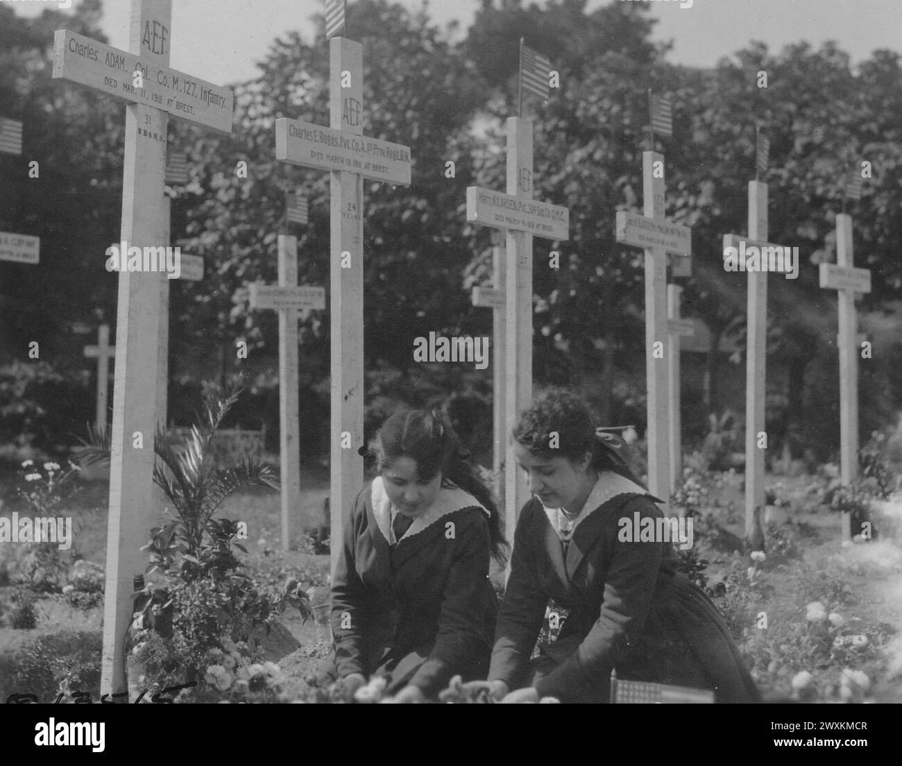 French women decorating the graves of American soldiers buried at Brest, France ca. 1918 Stock Photo