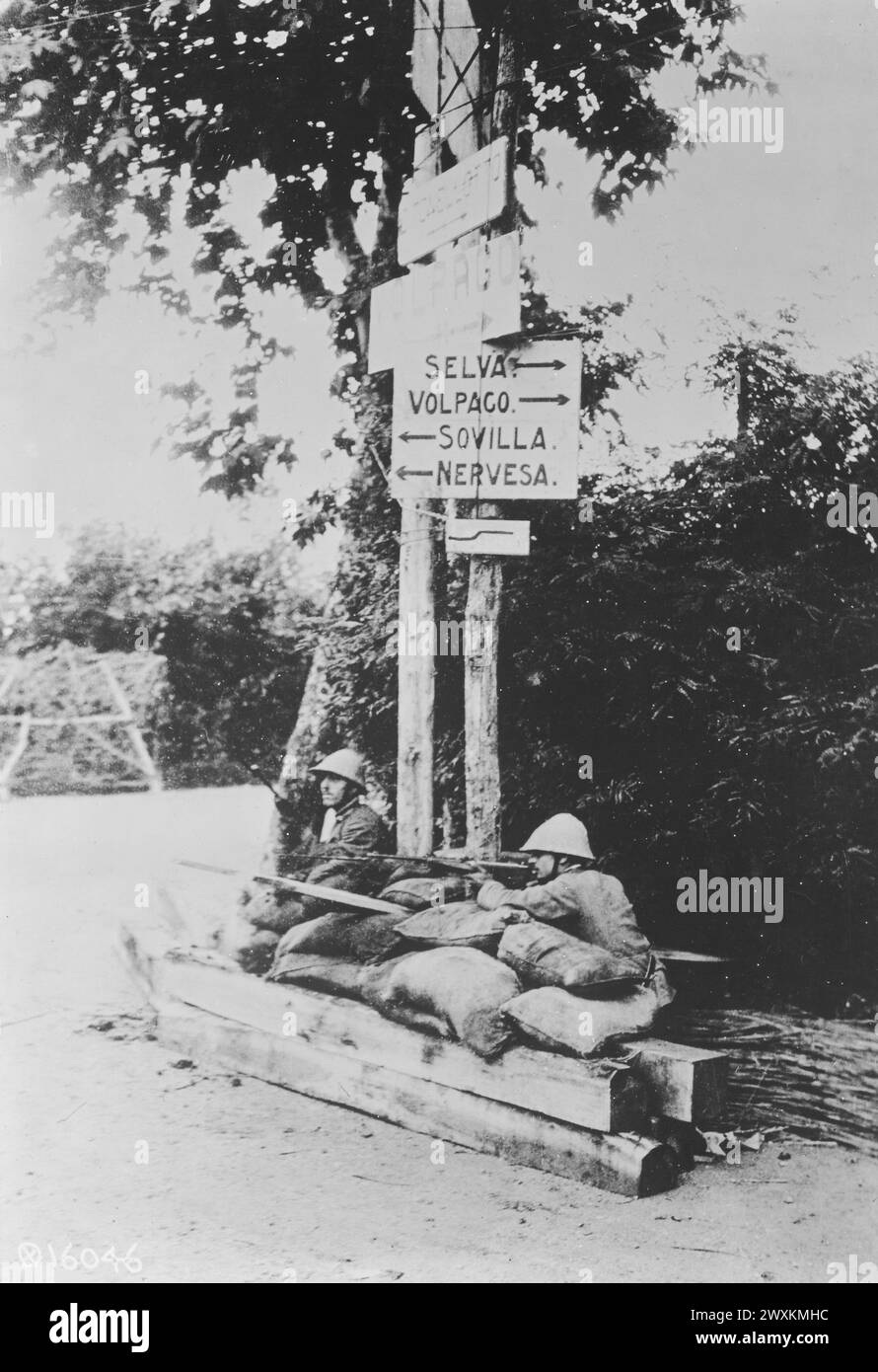 Ww i italian soldiers hi-res stock photography and images - Alamy