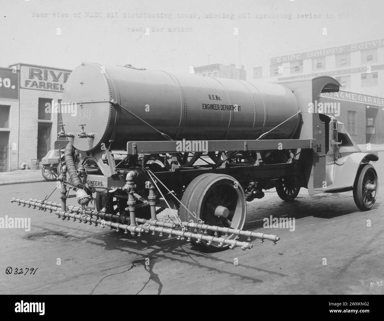 Mack Oil Distributing Truck - Rear view of Mack oil distributing truck showing oil spreading device in position for operation. Manufactured by the International Motor Company ca. 1918 Stock Photo