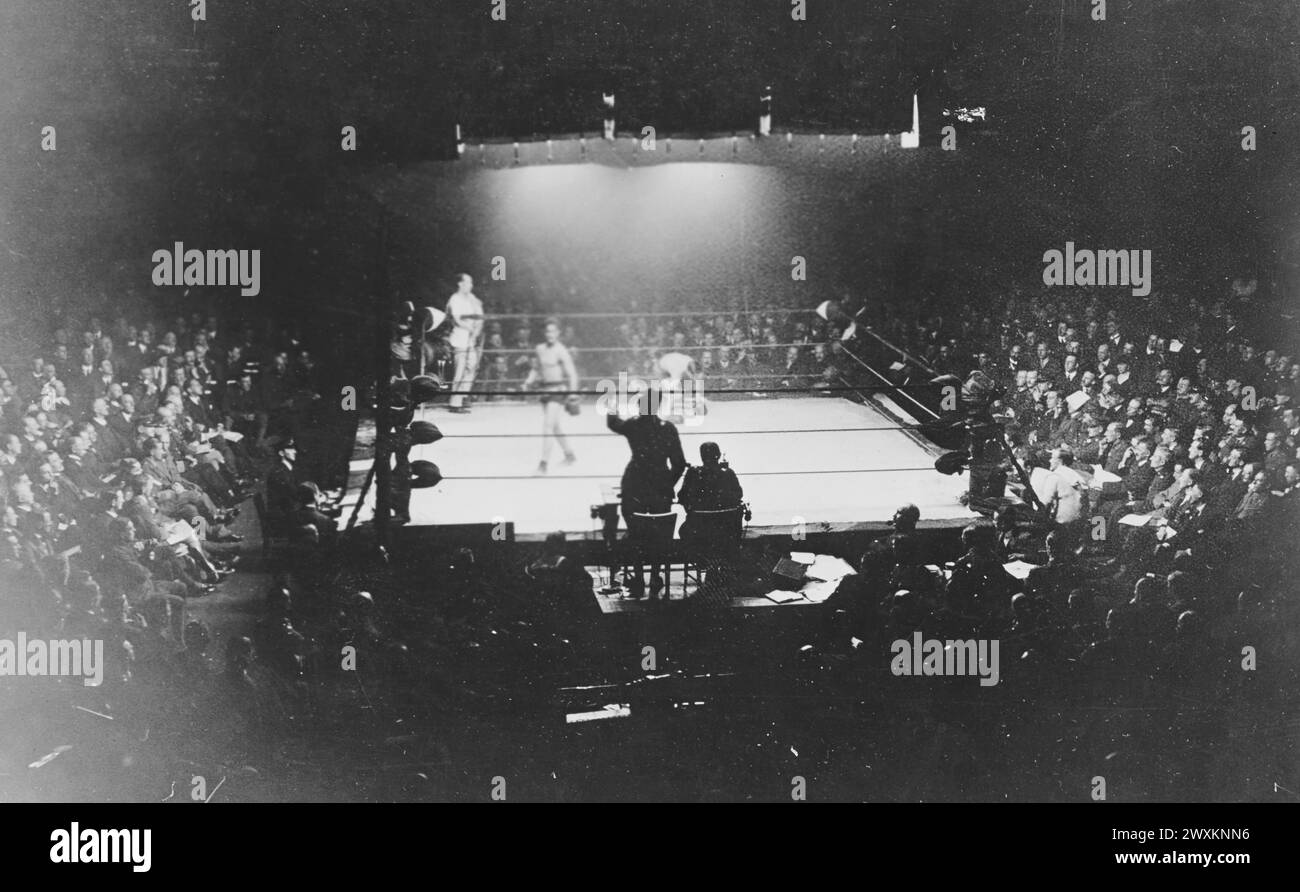 A U.S. soldier defeats an Australian soldier in a boxing match in at the International Boxing Tournament in Royal Albert Hall in London England  ca. December 1918 Stock Photo