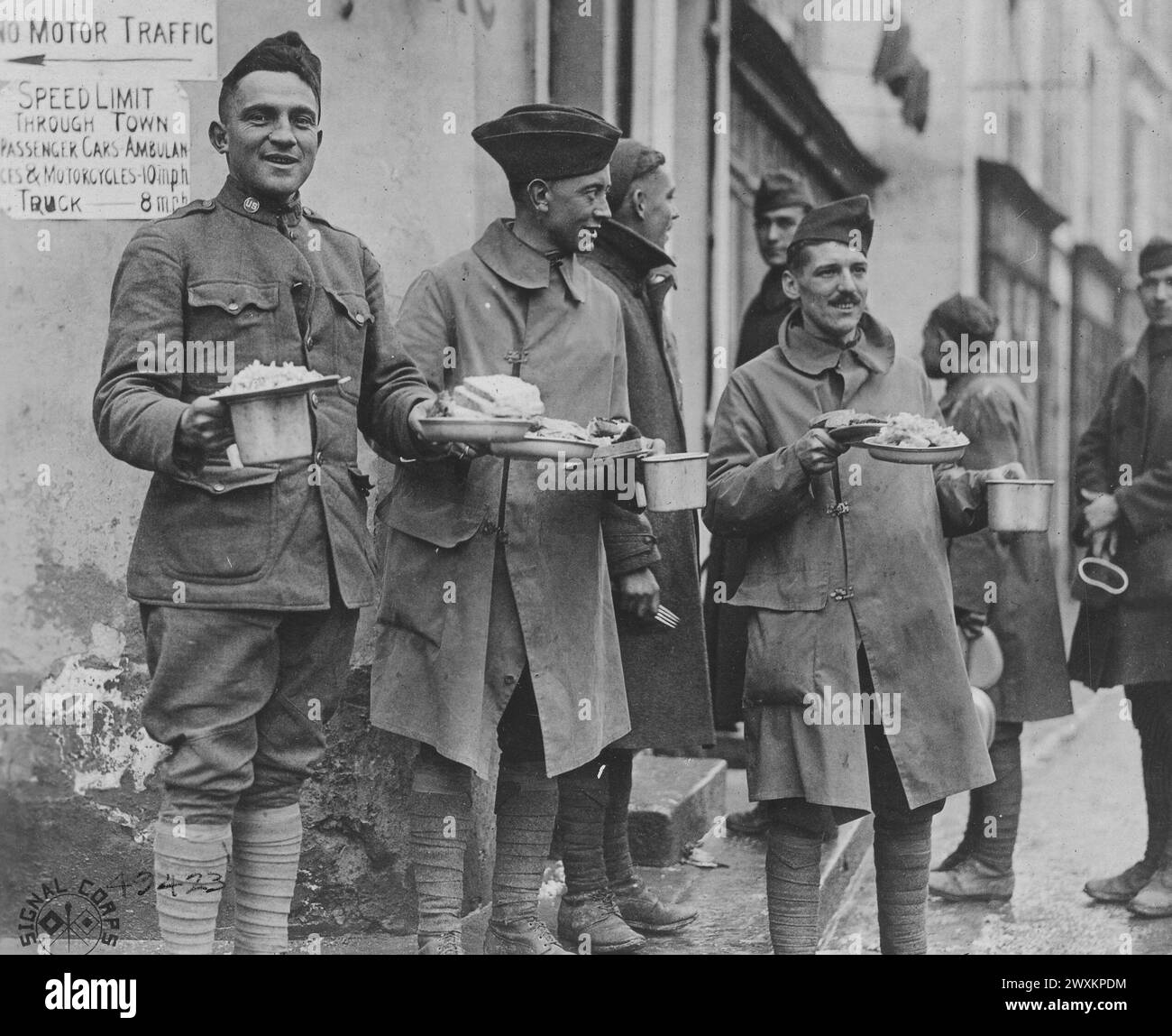 REAL TURKEY AT CHRISTMAS dinner of members of Company C, 318th Field Signal Battalion, 2nd Corps. Bonnetable, Sarthe, France ca. December 25, 1918 Stock Photo
