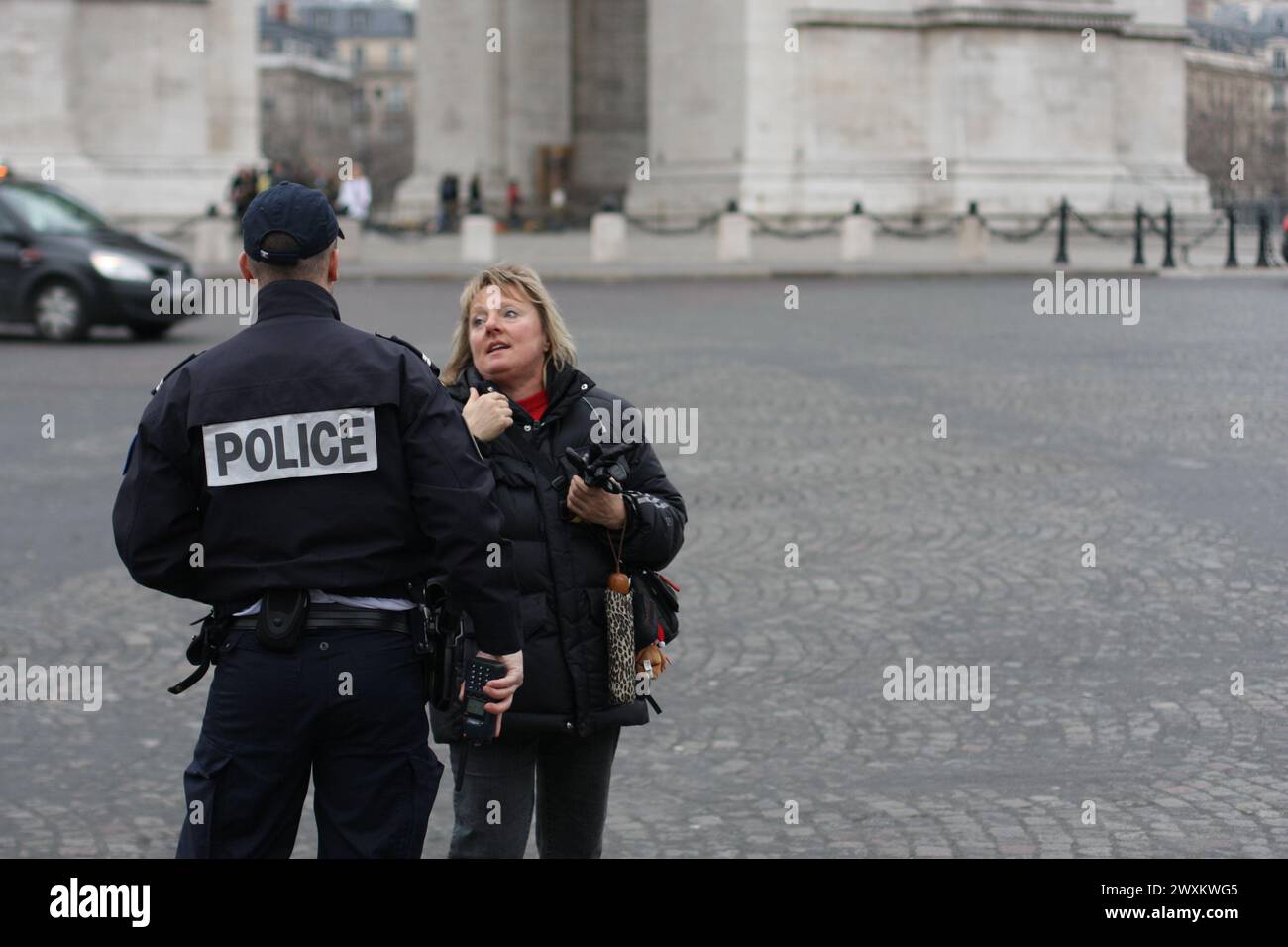 Police helping people in paris at the Triumphal Arch in Paris 2009 Stock Photo