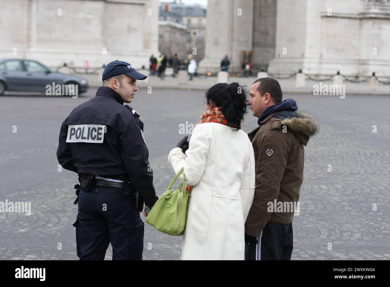 Police helping people in paris at the Triumphal Arch in Paris 2009 Stock Photo