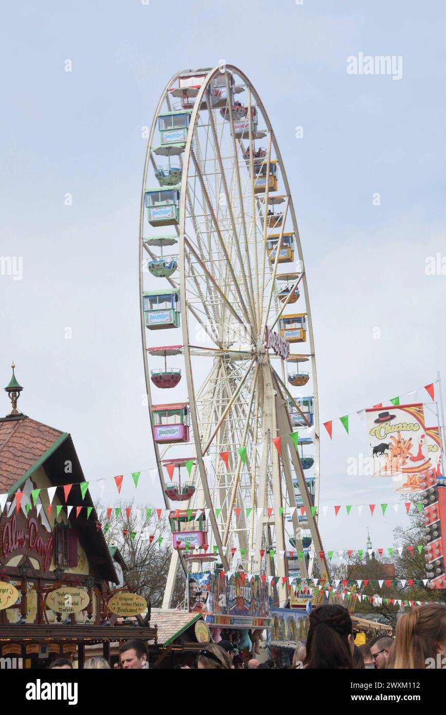 Riesenrad Schausteller Fahrgeschaeft Besucher Augsburg 31.03.2024 Augsburger Osterplaerrers Eroeffnung im Festzelt Binswanger Kleiner Exerzierplatz, Augsburg *** Ferris wheel Fairground rides Visitors Augsburg 31 03 2024 Augsburger Osterplaerrers Opening in the marquee Binswanger Kleiner Exerzierplatz, Augsburg Stock Photo