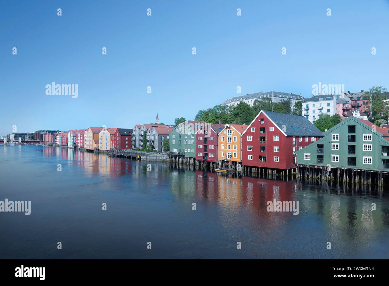 Maison colorée au bord de l'eau en Norvège Stock Photo