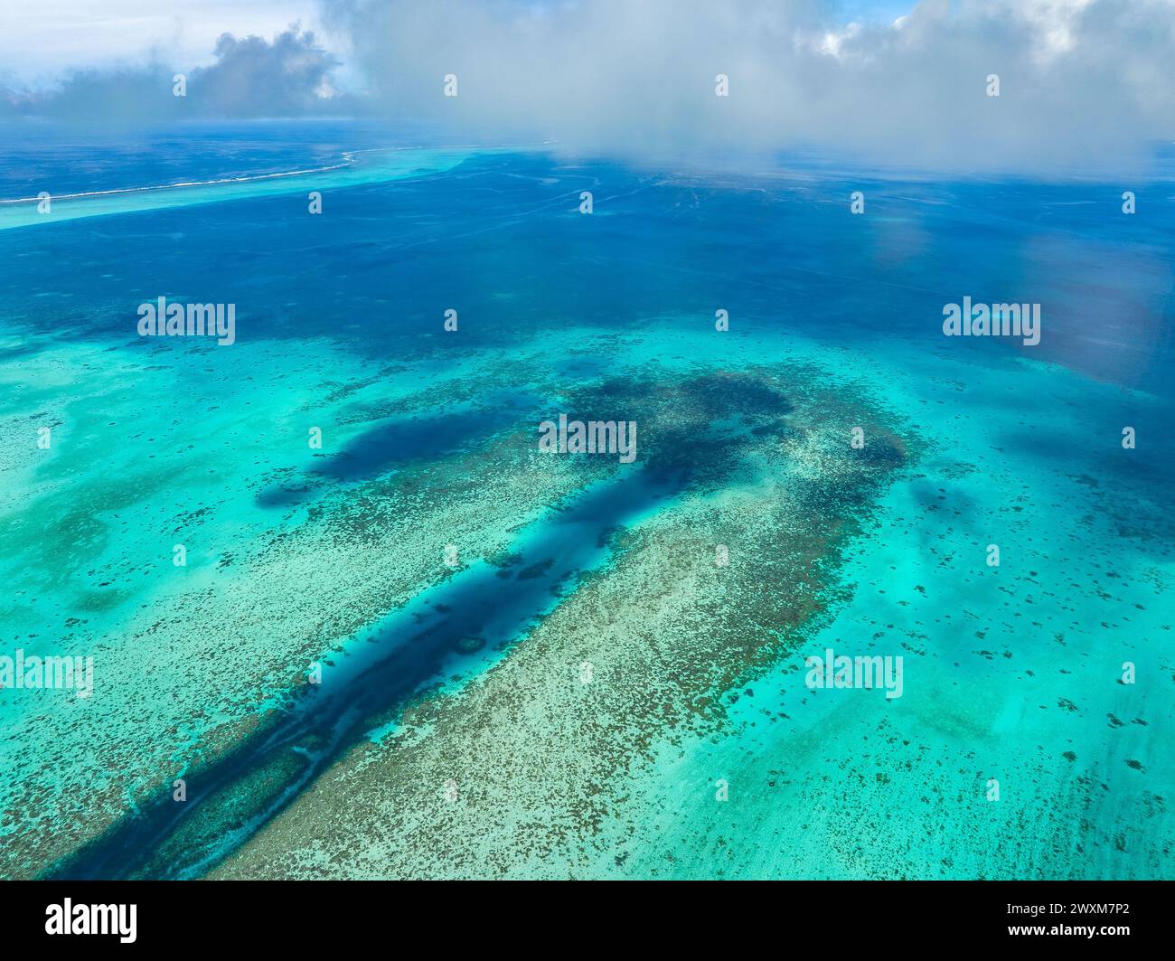 Aerial view stunning blue ocean hi-res stock photography and images - Alamy