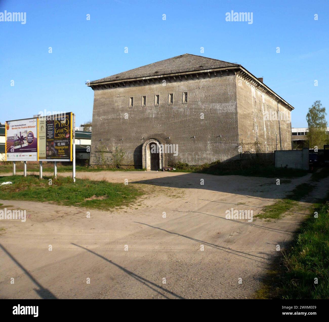 Blick auf einen Hochbunker der Weltkriegs Zwei Zeit nahe dem
