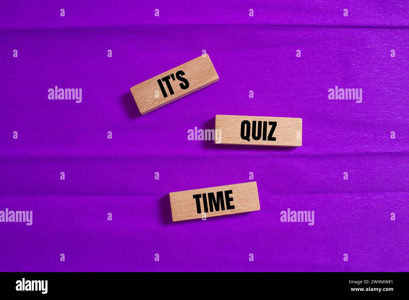 It's quiz time words written on wooden blocks with purple background ...