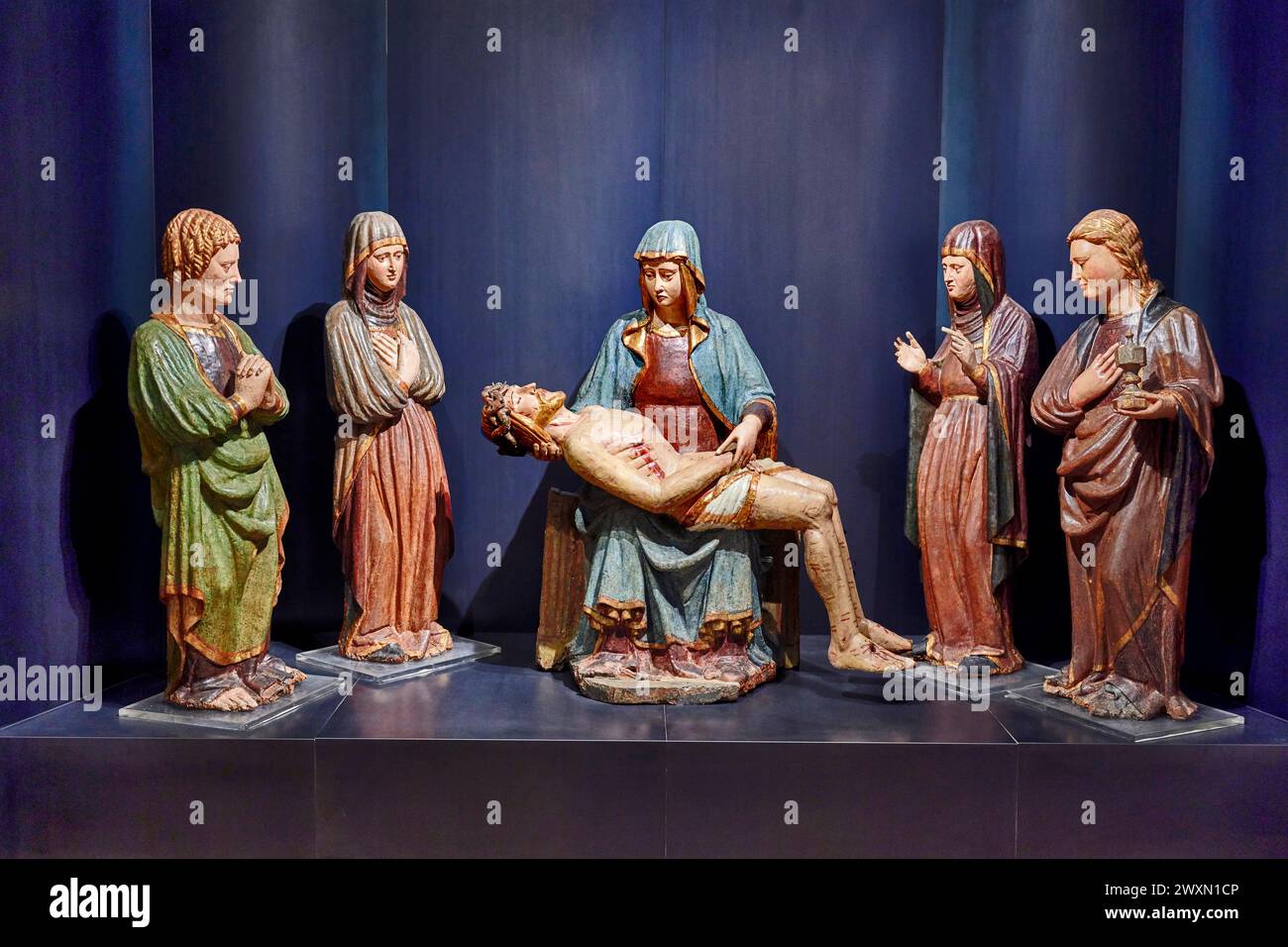 Cristo in pietà sorretto dalla Vergine tra S. Giovanni,Maria Maddalena e due Marie  - legno policromo  - scultore veneto della seconda metà del XV sec Stock Photo