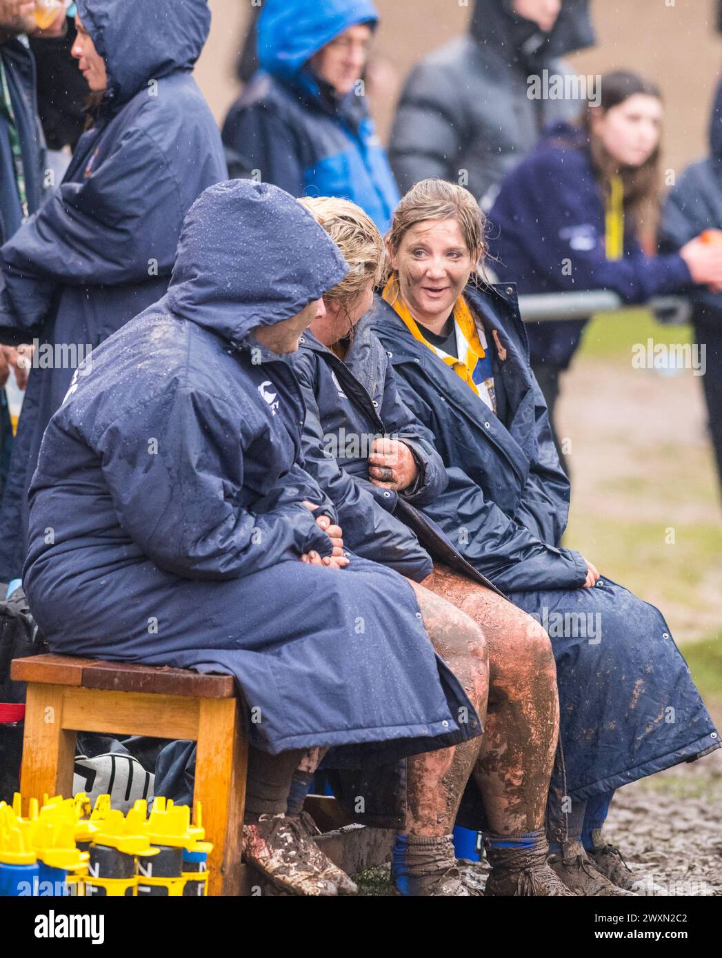 Group of women sitting bench hi-res stock photography and images - Alamy