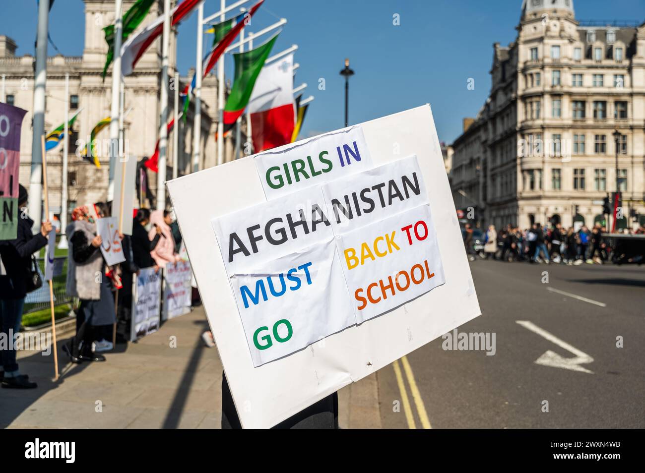 Crowd protesting hi-res stock photography and images - Alamy