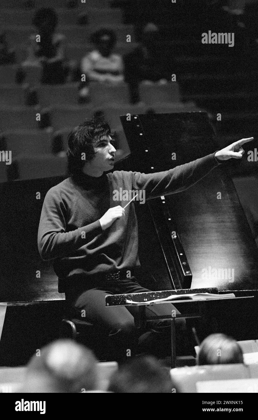 Michael Tilson Thomas (American orchestral conductor) rehearsing with the London Symphony Orchestra (LSO) at the Royal Festival Hall (RFH), Southbank Centre, London SE1 in 1973 Stock Photo
