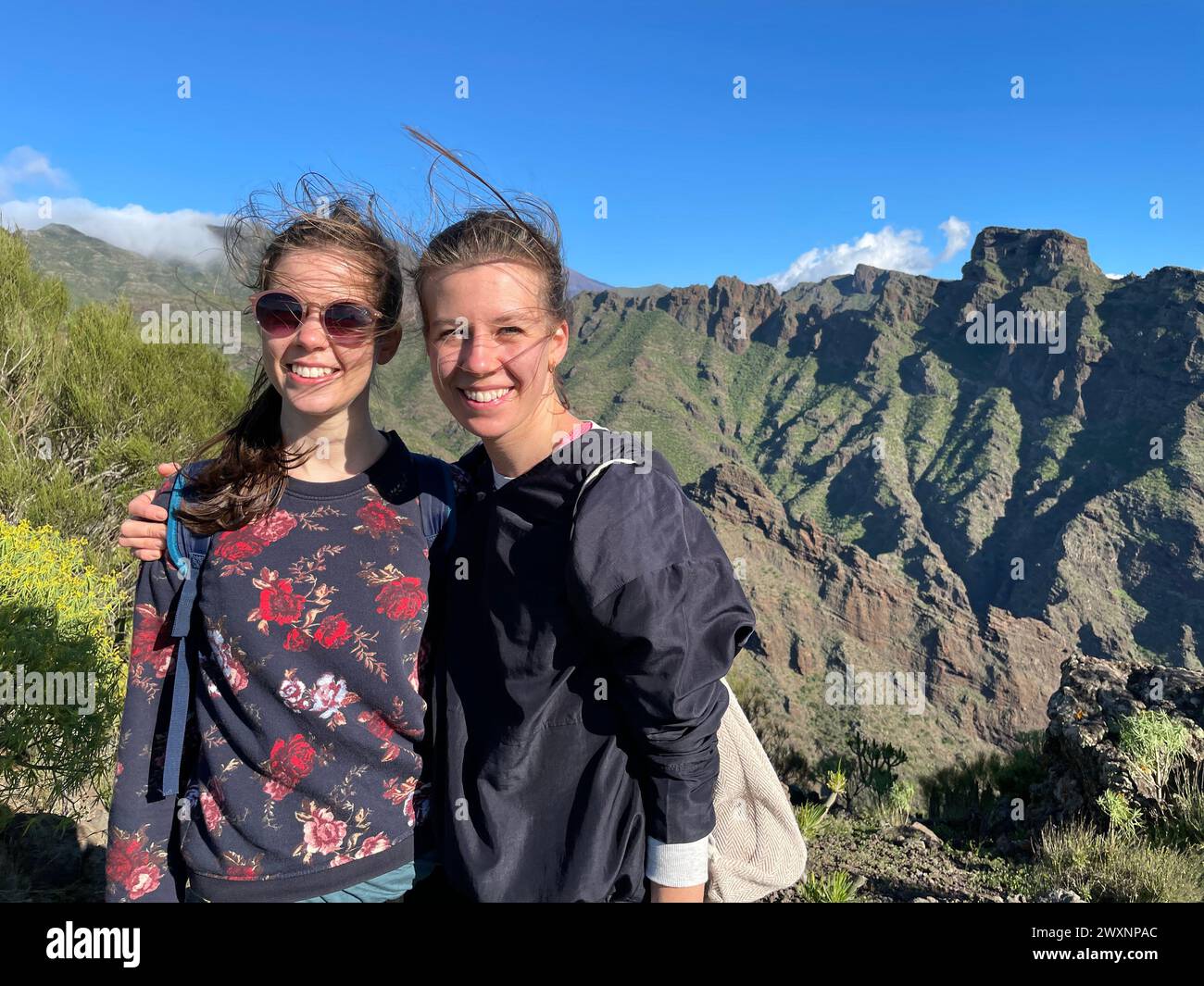 Two women posing photo hi-res stock photography and images - Alamy
