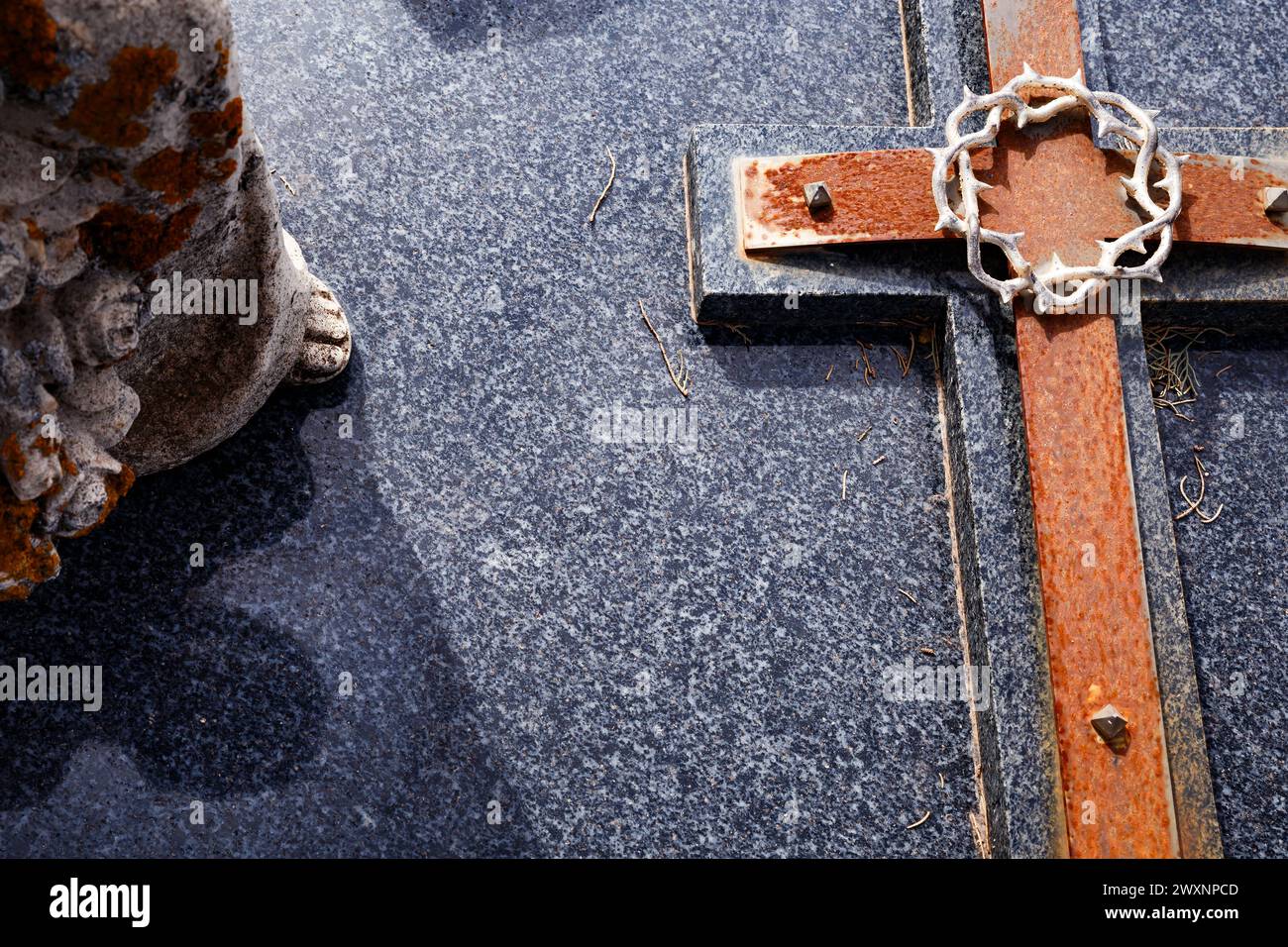 Catholic cross crown thorns hi-res stock photography and images - Alamy