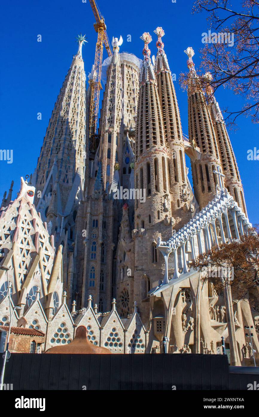 basilica-sagrada-familia-in-barcelona-exteriors-stock-photo-alamy