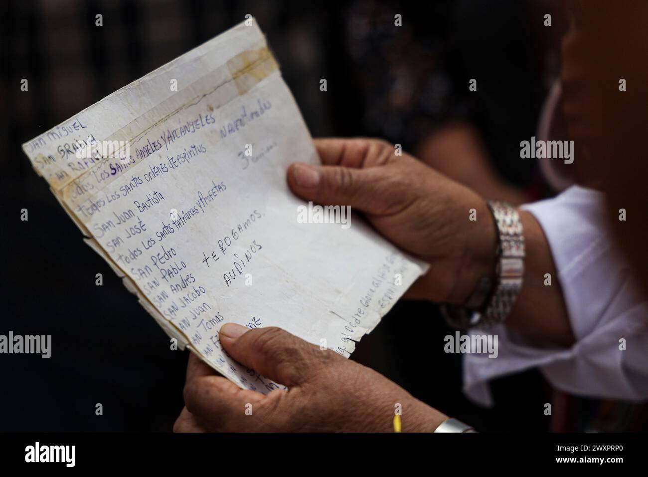 HERMOSILLO, MEXICO - MARCH 30: Hands of a woman with a piece of paper with the prayers from the ceremony held in Colonia Los Naranjos, during holy week celebrations on March 30, 2024 in Hermosillo, Mexico.  (Photo by Luis Gutierrez/Norte Photo) Stock Photo