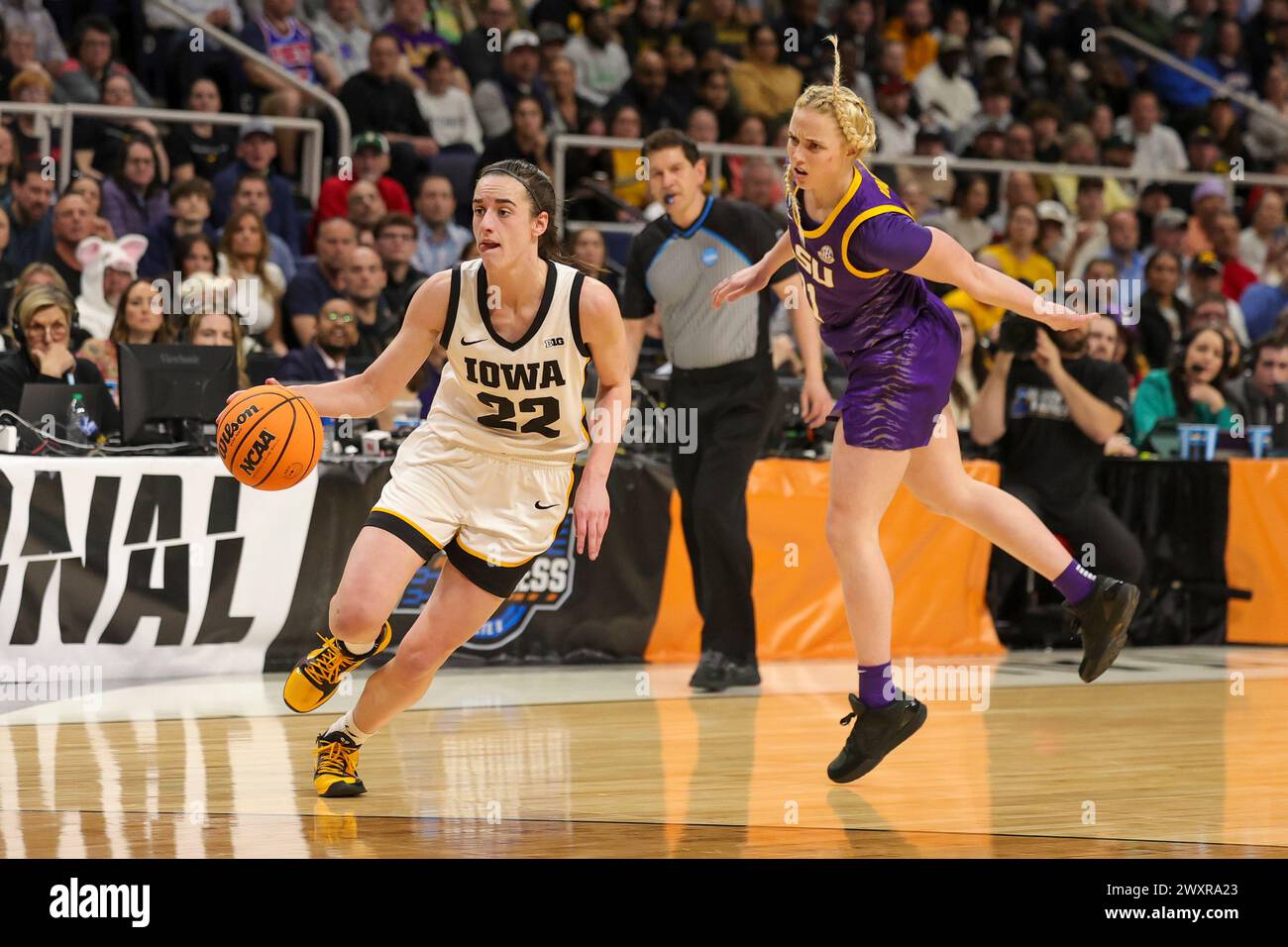 Albany, New York, USA. 1st Apr, 2024. Iowa guard CAITLIN CLARK (22) drives past LSU defender HAILEY VAN LITH (11) during the 2024 NCAA Women's Basketball Tournament Albany 2 Regional Final at MVP Arena in Albany, N.Y. (Credit Image: © Scott Rausenberger/ZUMA Press Wire) EDITORIAL USAGE ONLY! Not for Commercial USAGE! Stock Photo